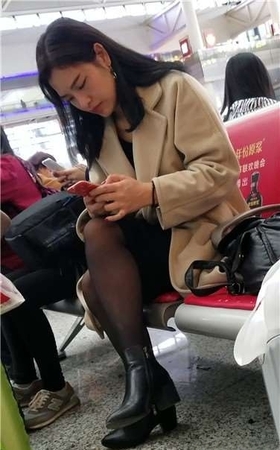 4k超清，高铁站候车室内的黑丝性感美腿气质少妇