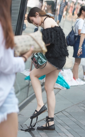 系鞋带的漂亮美女