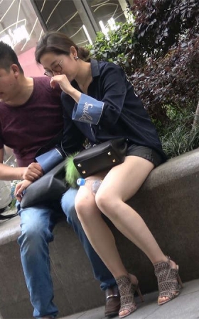 坐在路边完美的美脚丫