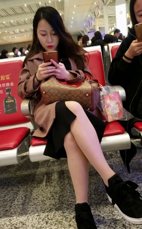 高铁站拍摄黑色长裙肉色丝袜长发美女