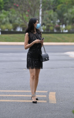 黑裙漏背美腿
