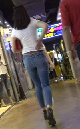 超紧蓝牛白T恤诱惑身材美女