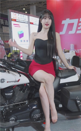 红裙美女