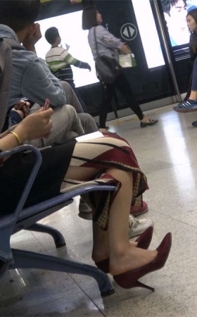 高跟鞋美女在玩手机