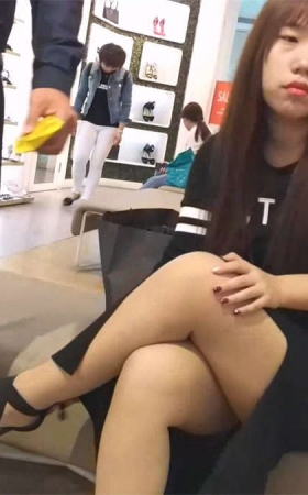 很丰满的少妇换鞋子