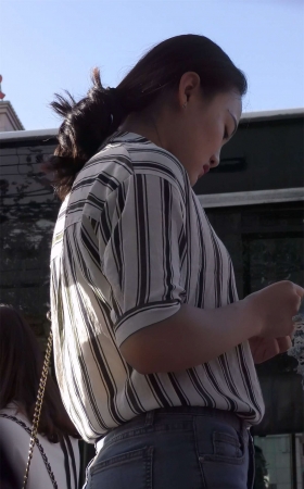 紧身蓝色牛仔裤条纹衬衫美女
