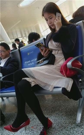 候车室遇见黑丝长腿高跟鞋美眉，很文静甜美的类型