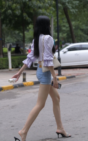 蓝色牛仔热裤长腿美女