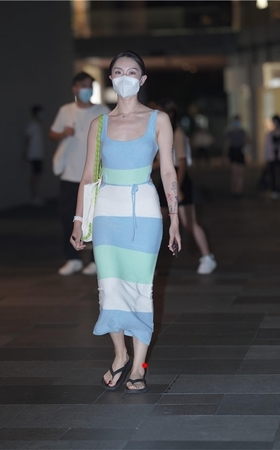 高挑的裹身裙美女(21P)