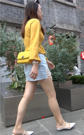 黄衣牛仔裙妹子