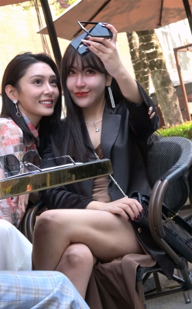 性感美女悠闲的下午茶