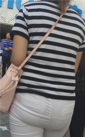 白色紧身裤美妇