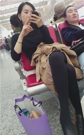 4k-候车室拍摄美腿丝袜打底裤清新女神姐姐