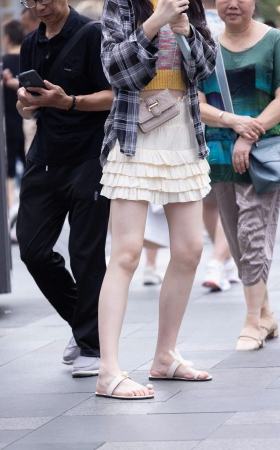 230701-2=76 太古里街头偶遇顶级长腿母女 10P