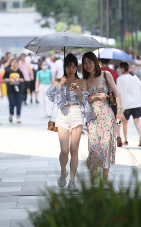 街拍白热裤美眉 [19P]