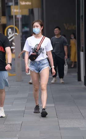 毛边牛仔裤小姐姐