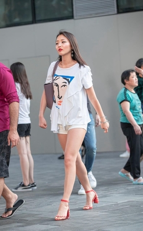 被采访的紧身白裤美女MJ1794[259M]