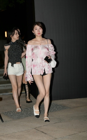 气质白皙热裤美腿 [22P]
