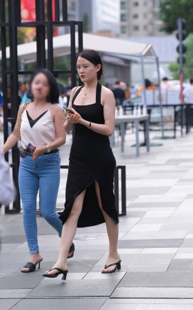 性感的黑色裹身长裙 [23P]