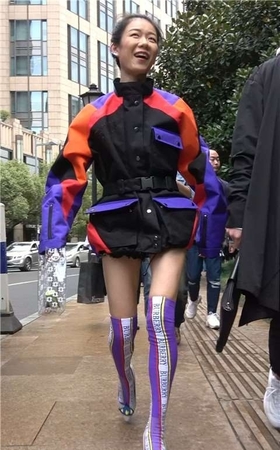 4K – 穿衣打扮有点另类的高跟街拍美女 [1.23 GB/MP4]