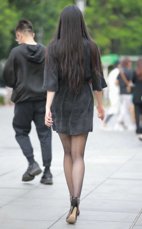 黑色短裙小姐姐 [23P]