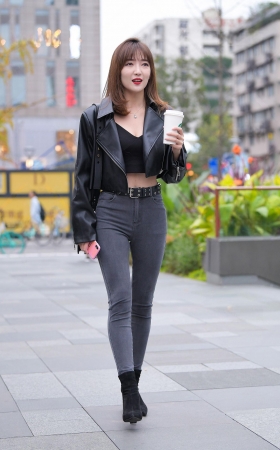 高挑紧牛小姐姐 [17P]