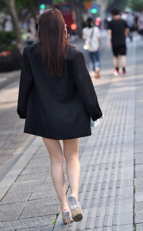 对面的短裙高跟 [16P]