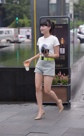 高挑热裤美女