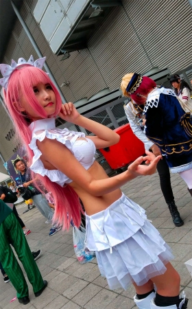 白色短裙cosplay的丰满少女