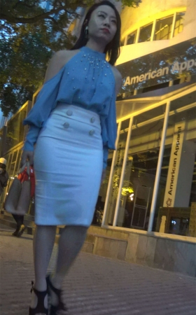 极品开叉裙大美女