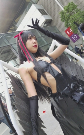 黑色装冷艳cosplay美女