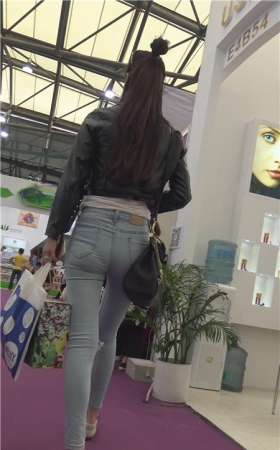 紧身牛仔裤小姐姐