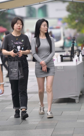 街拍灰色包臀短裙美眉 [20P]