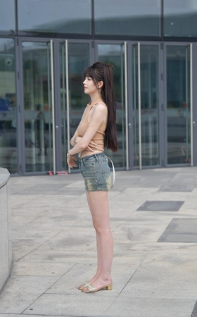 场外牛仔裙车模美女3A8214[2.33G]
