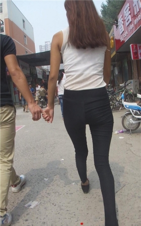 紧身黑裤高腰妹子