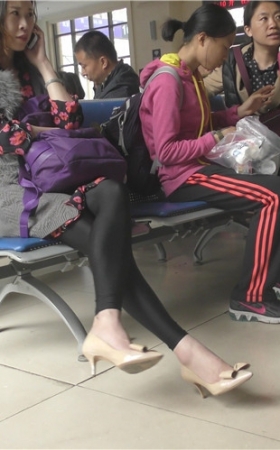 打电话的卷发妹子