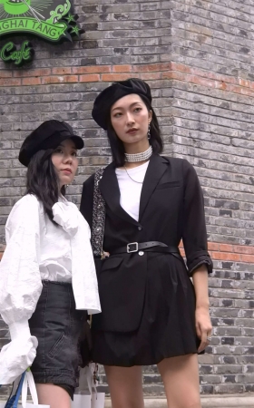 打扮时尚美女姐妹街头摆拍