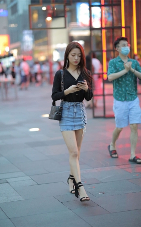 凯恩街拍作品 – 短裙小美女