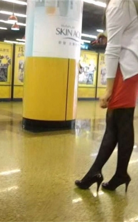 在商场徘徊的黑丝少妇