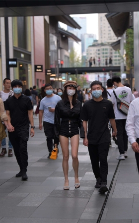 视觉冲击街拍作品 – 这热裤修长的美腿也太迷人了吧