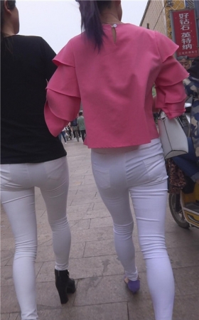 两个白裤紧身妹子