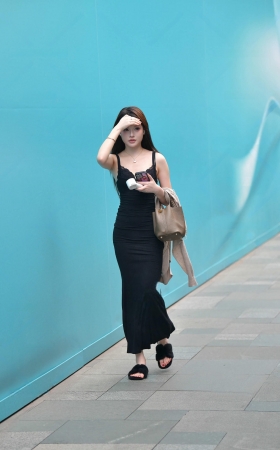 娇小的黑色长裙小美妞 [18P]
