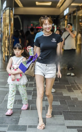 时尚的辣妈少妇 [13P]