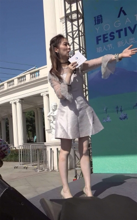 白色连衣裙街拍高跟鞋性感美女主持