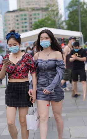 戴口罩的包臀妹子(44P)