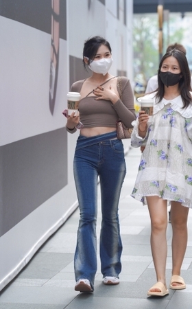 牛仔长腿美眉