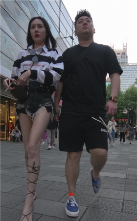 漂亮的长腿黑色热裤美女