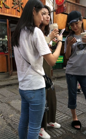 白T恤紧身蓝牛娇小身材可爱美女