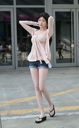 热裤美腿美眉 小梦baby [17P]