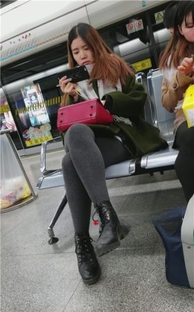 玩手机的妹子